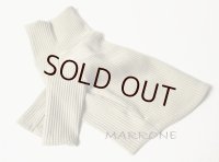 リブタートルベージュ.袖イニシャル入り